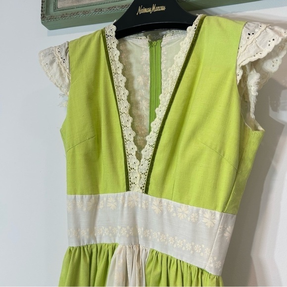 Vintage lime-green V-neck cottage core lace eyelet ruffle dress small women’s - Picture 9 of 10
